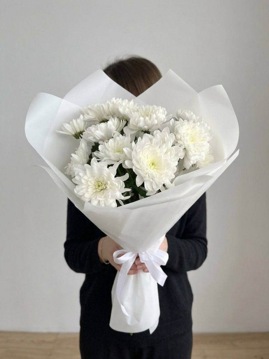 Моно-букет из белых кустовых хризантем